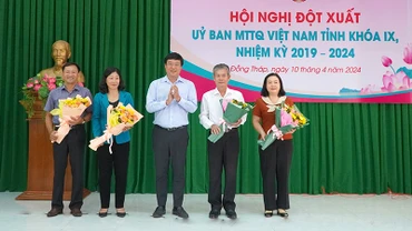 Đồng chí Đinh Văn Dũng (thứ 2 từ phải qua) nhận hoa chúc mừng của Bí thư Tỉnh ủy Đồng Tháp Lê Quốc Phong. (Ảnh: HỮU NGHĨA)