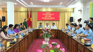 Đại tá Nguyễn Văn Minh, Chính ủy Bộ Chỉ huy Bộ đội Biên phòng tỉnh Đồng Tháp phát biểu tại hội nghị. Ảnh: HỮU NGHĨA