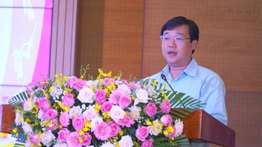 Ủy viên Trung ương Đảng, Bí thư Tỉnh ủy Đồng Tháp Lê Quốc Phong phát biểu tại buổi lễ trao giải. (Ảnh: HỮU NGHĨA)