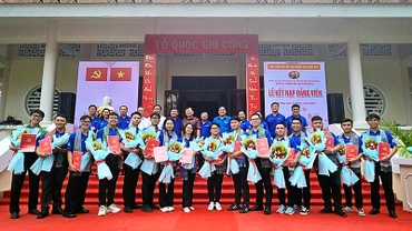 Lễ kết nạp Đảng viên mới là sinh viên tình nguyện "Mùa hè xanh" Trường đại học Bách khoa, Đại học Quốc gia Thành phố Hồ Chí Minh.