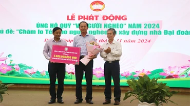 Công ty Trách nhiệm hữu hạn Một thành viên Xổ số kiến thiết Đồng Tháp trao bảng tượng trưng tiền ủng hộ “Quỹ vì người nghèo” tỉnh Đồng Tháp.