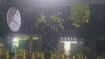 Mưa xuất hiện trên địa bàn huyện biên giới Tân Hồng vào tối 3/5. (Ảnh: Người dân cung cấp)