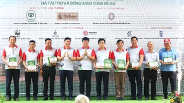 Lãnh đạo tỉnh Đồng Tháp trao quà lưu niệm cho những doanh nghiệp tài trợ đề án.