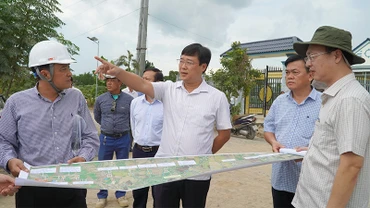 Ủy viên Trung ương Đảng, Bí thư Tỉnh ủy Đồng Tháp Lê Quốc Phong kiểm tra tiến độ thi công cao tốc Cao Lãnh-An Hữu. (Ảnh: HỮU NGHĨA)