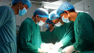 Bệnh viện Thống Nhất và Bệnh viện Đa khoa khu vực Tháp Mười cùng thực hiện phẫu thuật cho bệnh nhân.