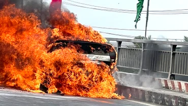 Xe ô-tô đang bốc cháy dữ dội.