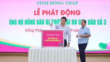 Chủ tịch Ủy ban nhân dân tỉnh Đồng Tháp Phạm Thiện Nghĩa cùng lãnh đạo các sở, ban, ngành tham gia quyên góp ủng hộ đồng bào các địa phương miền bắc tại lễ phát động.