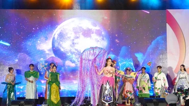 Một đội thi thời trang sen với chủ đề: “Rạng ngời sắc sen” mang thông điệp bảo vệ môi trường.