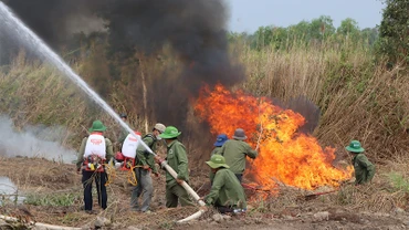 Lực lượng chức năng triển khai phương án chữa cháy rừng.