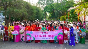 5.500 phụ nữ Đồng Tháp ở Khu di tích Nguyễn Sinh Sắc, chuẩn bị diễu hành. (Ảnh: HỮU NGHĨA)