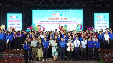 Đại biểu và các bạn đoàn viên, thanh niên chụp ảnh lưu niệm.