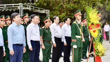 Chủ tịch Quốc hội Trần Thanh Mẫn cùng Đoàn công tác dâng hoa viếng các Anh hùng liệt sĩ tại Nghĩa trang Liệt sĩ quốc gia Trường Sơn. 