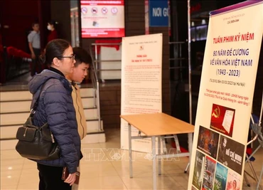 Khán giả xem giới thiệu Tuần phim kỷ niệm 80 năm Đề cương về văn hoá Việt Nam. (Ảnh: Hoàng Hiếu/TTXVN)