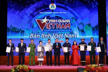 Bí thư Trung ương Đảng, Trưởng ban Dân vận Trung ương Bùi Thị Minh Hoài và Chủ tịch Tổng Liên đoàn Lao động Việt Nam, Phó Chủ tịch Hội đồng Thi đua khen thưởng Trung ương Nguyễn Đình Khang trao biểu trưng Vinh quang Việt Nam cho các tập thể.