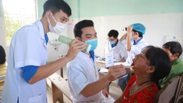 Các thầy thuốc trẻ Bệnh viện Trung ương Huế khám bệnh cho người dân có hoàn cảnh khó khăn.