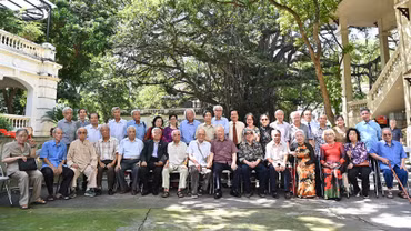 Tổng Bí thư Nguyễn Phú Trọng cùng các thầy cô và bạn bè lớp Văn khóa VIII chụp ảnh lưu niệm trong khuôn viên Báo Nhân Dân.