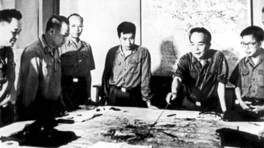 Đại tướng Võ Nguyên Giáp cùng các đồng chí trong Quân ủy Trung ương duyệt phương án tác chiến Chiến dịch Hồ Chí Minh (Hà Nội, 4/1975). (Ảnh: TTXVN)