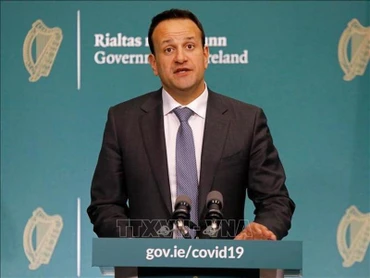 Thủ tướng Ireland Leo Varadkar trong cuộc họp báo tại Dublin ngày 10/4/2020. (Ảnh: AFP/TTXVN)