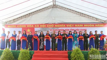 Nghi thức cắt băng khánh thành công trình.