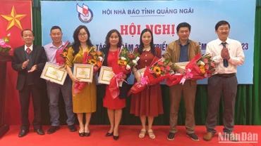 Trao Giấy khen cho cá nhân có thành tích xuất sắc trong phong trào thi đua năm 2022.