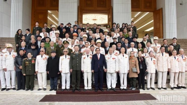 Thủ tướng Phạm Minh Chính với các nhân chứng lịch sử Công an nhân dân.