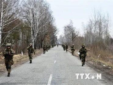 Binh sĩ Ukraine diễn tập quân sự tại một địa điểm không xác định. (Ảnh: AFP/TTXVN)