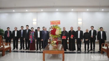 Đồng chí Đỗ Văn Chiến chúc mừng Lễ Giáng sinh năm 2022 tại Tòa Giám mục Giáo phận Vinh.
