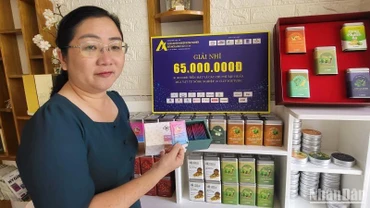 Chị Đoàn Thị Hồng Thắm giới thiệu về sản phẩm trà hòa tan chiết xuất từ các loại rau củ.