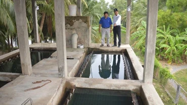 Kiểm tra nguồn nước ở vùng ngọt hóa Gò Công, tỉnh Tiền Giang. (Ảnh: NGUYỄN SỰ)