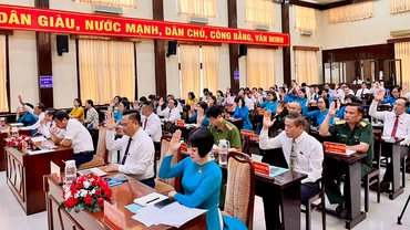 Đại biểu HĐND thành phố Vũng Tàu biểu quyết thông qua các Tờ trình Nghị quyết trình tại Kỳ họp thứ 8, HĐND thành phố Vũng Tàu. (Ảnh: baobariavungtau.com.vn)