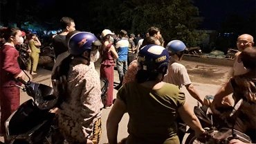 Trong đêm 28/5 vẫn còn rất đông người dân theo dõi vụ các cháu bé đuối nước.