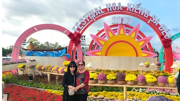 Du khách chụp ảnh lưu niệm tại một cụm tiểu cảnh tại Festival Hoa-kiểng Sa Đéc. (Ảnh: HỮU NGHĨA)