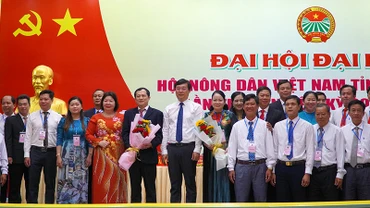 Lãnh đạo Trung ương Hội Nông dân Việt Nam và tỉnh Đồng Tháp tặng hoa chúc mừng đại hội. (Ảnh: HỮU NGHĨA)