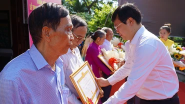 Bí thư Tỉnh ủy Đồng Tháp Lê Quốc Phong trao Huy hiệu Đảng cho các đảng viên. (Ảnh: HỮU NGHĨA)