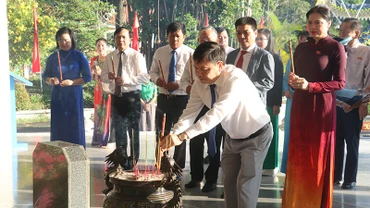 Đại biểu thành kính dâng hương tại mộ Cụ Phó bảng Nguyễn Sinh Sắc.