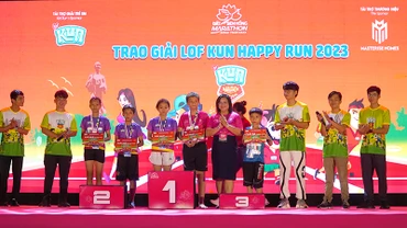 Giám đốc Sở Văn hóa, Thể thao và Du lịch tỉnh Đồng Tháp Huỳnh Thị Hoài Thu trao giải cho các vận động viên trẻ em cự ly 800m.