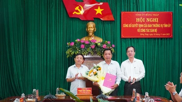 Lãnh đạo tỉnh Đồng Tháp trao quyết định, tặng hoa chúc mừng đồng chí Trần Văn Tám.