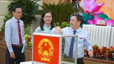Đại biểu tham gia bỏ phiếu lấy phiếu tín nhiệm. (Ảnh: HỮU NGHĨA)