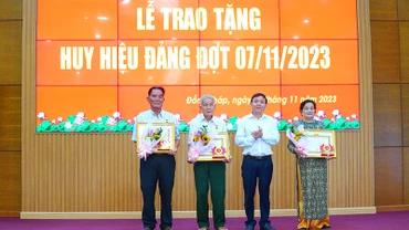 Thường trực Tỉnh ủy Đồng Tháp trao Huy hiệu 60 năm tuổi Đảng.