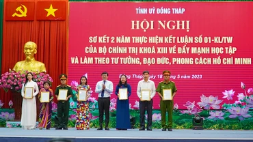 Trao trao Thư khen của Bí thư Tỉnh ủy Đồng Tháp cho các tập thể, cá nhân tiêu biểu. (Ảnh: HỮU NGHĨA)