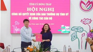 Bí thư Tỉnh ủy Đồng Tháp Lê Quốc Phong trao quyết định chuẩn y kết quả bầu cử cho đồng chí Trần Thị Quý.
