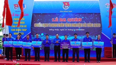 Trao bảng tượng trưng các công trình, phần việc cho các địa phương, các Huyện đoàn, Thành đoàn và Đoàn trực thuộc.
