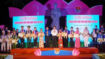 Ủy viên Trung ương Đảng, Bí thư Tỉnh ủy Đồng Tháp Lê Quốc Phong và Bí thư Tỉnh đoàn tặng Giải thưởng “Gương mặt trẻ tiêu biểu đất sen hồng”.