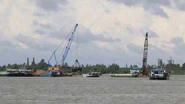 Khai thác cát trên sông Tiền (thuộc thành phố Cao Lãnh, tỉnh Đồng Tháp).