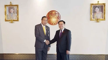 Chủ tịch Quốc hội Vương Đình Huệ và Chủ tịch Thượng viện Thái Lan Pornpetch Wichitcholchai. (Ảnh: TTXVN)