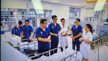 Các bác sĩ Khoa Cấp cứu, Bệnh viện Trung ương Quân đội 108 thăm khám cho bệnh nhân bị sốc nhiệt.