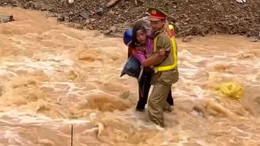 [Video] Chiến sĩ công an liều mình xông vào dòng nước lũ cứu người dân bị cuốn trôi