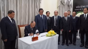 Chủ tịch danh dự Đảng Nhân dân Campuchia (CPP), Samdech Heng Samrin, ghi sổ tang, đánh giá cao những di sản vô giá do Tổng Bí Thư Nguyễn Phú Trọng để lại. (Ảnh: NGUYỄN HIỆP) 