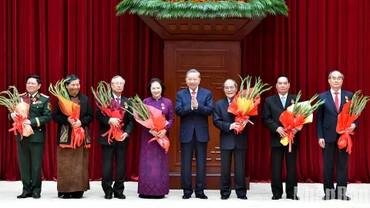 Tổng Bí thư Tô Lâm trao Huân chương Hồ Chí Minh, tặng các đồng chí nguyên lãnh đạo Đảng, Nhà nước.