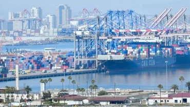 Hoạt động tại cảng hàng hóa Long Beach ở California, Mỹ. (Ảnh: AFP/TTXVN)